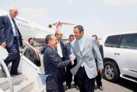 رئيس الجمهورية اثناء وصوله إلى محافظة تعز أمس وفي استقباله محافظ المحافظة